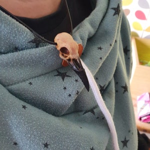 Gotiskt korpskallehalsband - Handmålad miniatyrskräckgåva - Smycken med konstben för samlare av udda slag bild 3