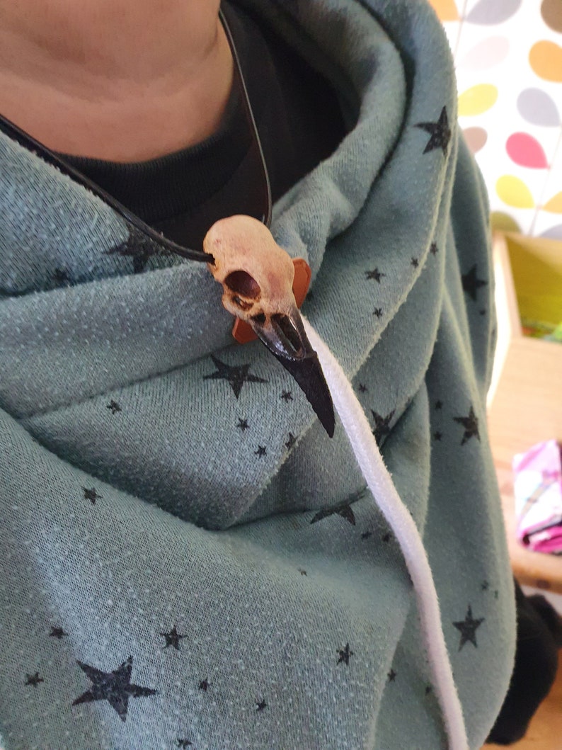 Gotiskt korpskallehalsband - Handmålad miniatyrskräckgåva - Smycken med konstben för samlare av udda slag bild 3
