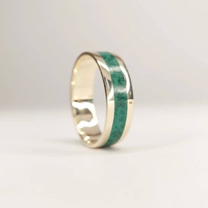 Solid 8/14K gold ring with malachite inlay