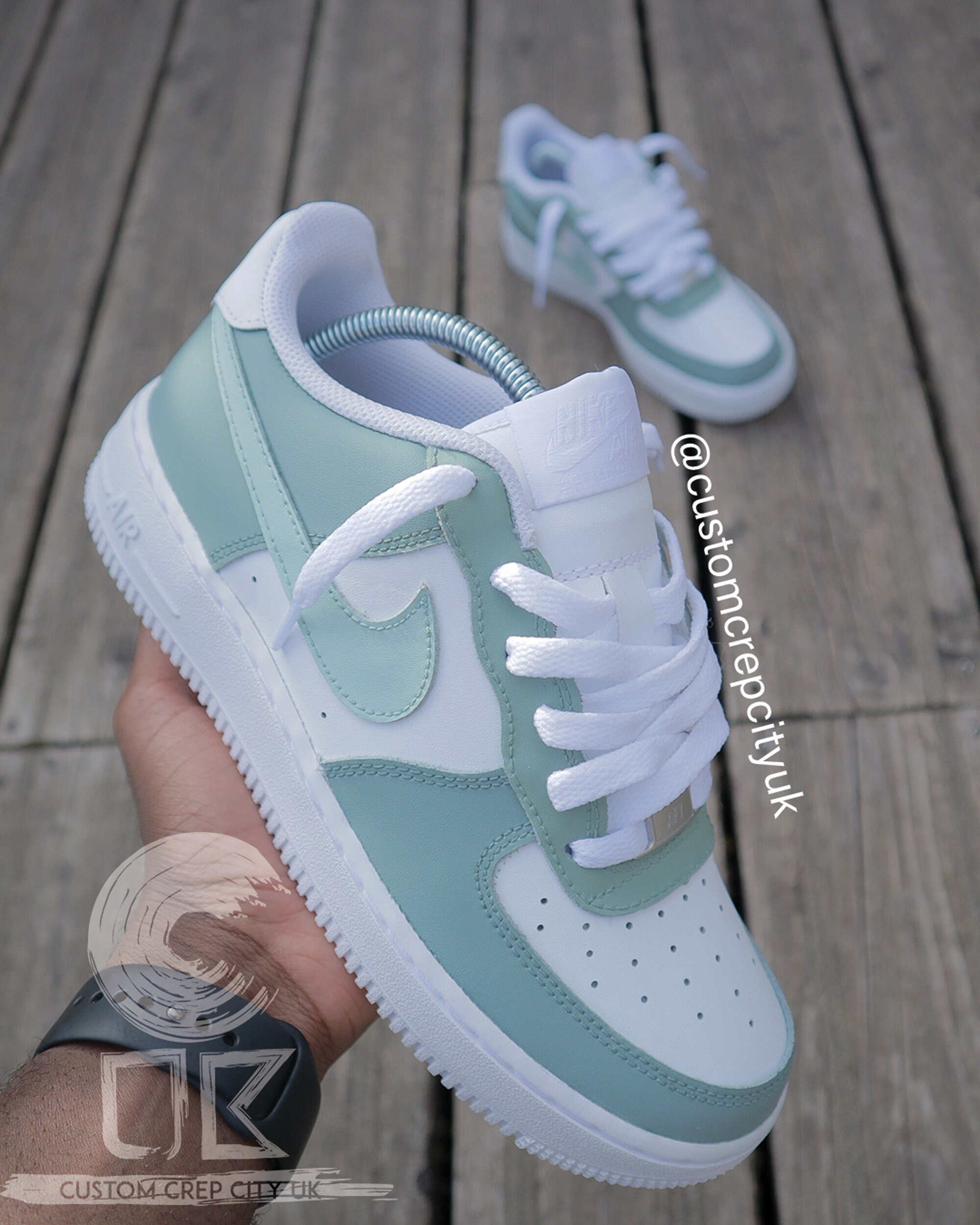 nike two different color shoes