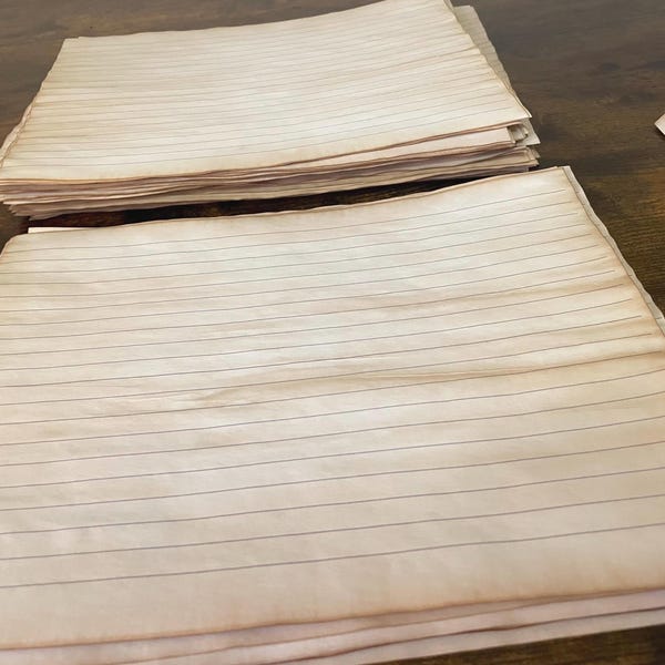Papier de papeterie ligné teint thé, pages de journal vieillies (12 feuilles)