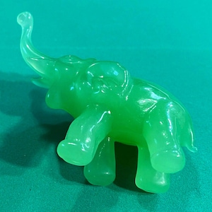 Pequeña estatua de elefante oriental vintage de jadeíta verde
