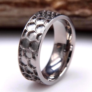 Anillo en blanco con incrustaciones de panal de titanio