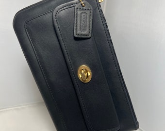 COACH Vintage Turn Lock Wristlet Black Brass in Excellent Condition