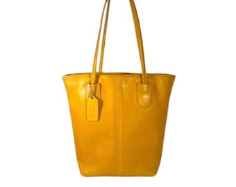 バッグ Rare Color Vintage Coach Yellow Day Pack VINTAGE COACH SHOULDER BAG MUSTARD YELLOW HANDBAG PURSE RARE