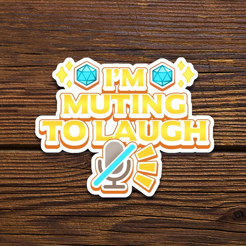 Pu&ograve; includere: Un adesivo giallo e bianco con il testo "I'm muting to laugh" e un microfono di cartone animato con una linea che lo attraversa. Ci sono due diamanti blu su entrambi i lati del testo "I'm".