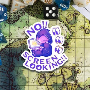Puede incluir: Una pegatina con una figura vestida con una túnica morada que sostiene una computadora portátil con un dado brillante en la pantalla. La pegatina dice "NO!! SCREEN LOOKING!!" con tres pares de ojos alrededor de la figura.