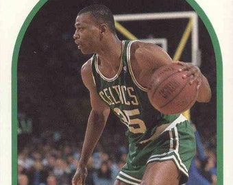 1989 - 90 NBA Hoops #17 Reggie Lewis  Boston Celtic ROOKIE CARD