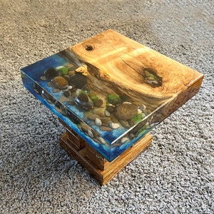 Epoxy Table Live Edge / Pebble Decor Table, Live End Table / Coffee Table / Epoxy River / Wood Rocks Artwork / Nightstand / Ocean