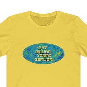 Puede incluir: Una camiseta amarilla con un gráfico ovalado azul y verde que dice "13,77 mil millones de años antes..."