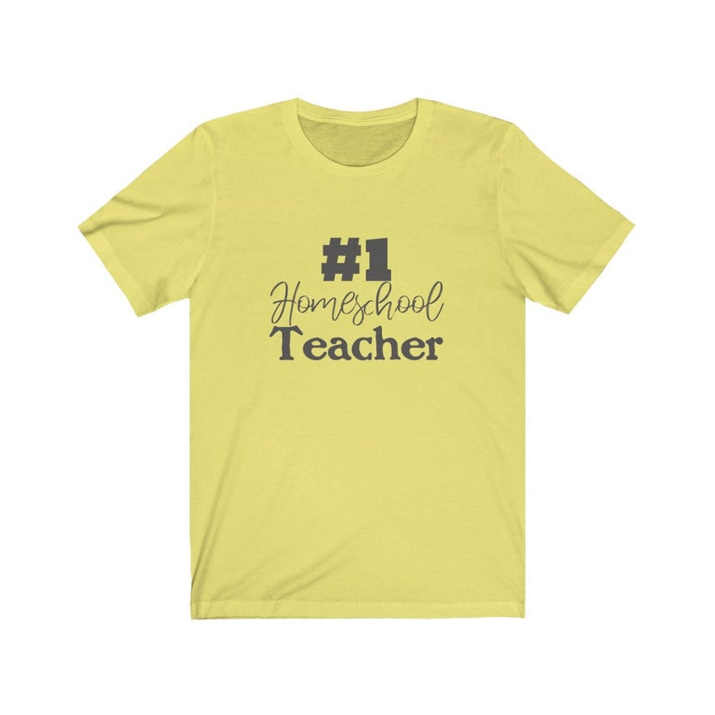 K&ouml;nnte beinhalten: Ein gelbes T-Shirt mit kurzen &Auml;rmeln und dem Text "#1 Homeschool Teacher" in Schwarz.