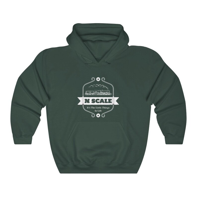 Puede incluir: Una sudadera con capucha verde oscuro con un gr&aacute;fico blanco de un tren y el texto "N SCALE It's the little things in life".
