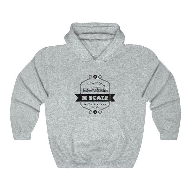 Puede incluir: Una sudadera con capucha gris con un gr&aacute;fico en blanco y negro de un tren con el texto "N SCALE It's The Little Things In Life"