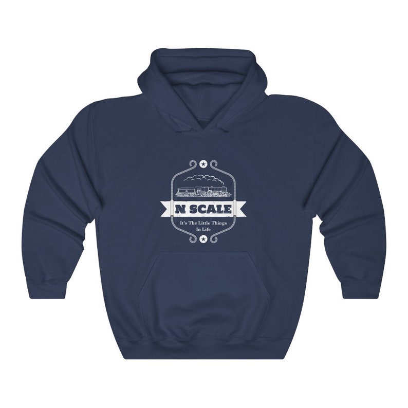 Puede incluir: Sudadera con capucha azul marino con un gr&aacute;fico blanco de un tren y el texto "N Scale It's The Little Things In Life".