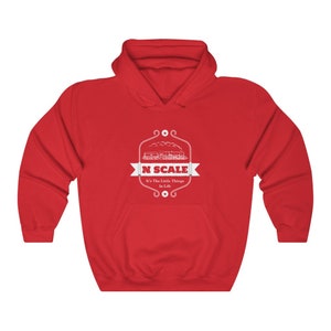 Puede incluir: Sudadera con capucha roja con un gr&aacute;fico blanco de un tren y el texto "N SCALE It's The Little Things In Life".