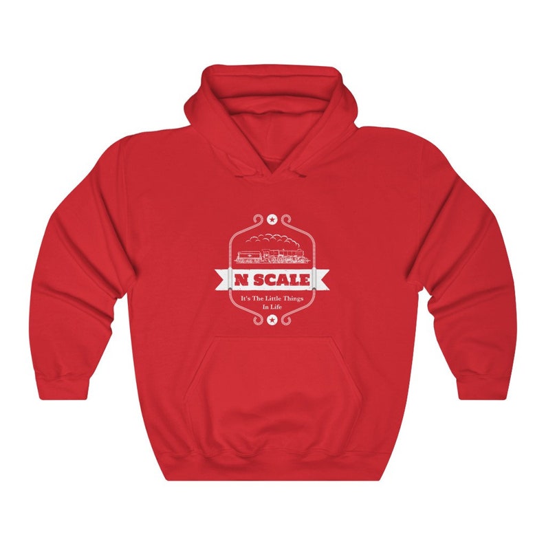 Puede incluir: Sudadera con capucha roja con un gr&aacute;fico blanco de un tren y el texto "N SCALE It's The Little Things In Life".