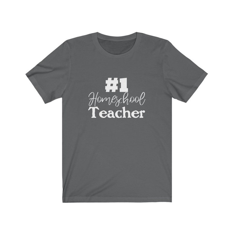 K&ouml;nnte beinhalten: Ein dunkelgraues T-Shirt mit wei&szlig;em Text, der "#1 Homeschool Teacher" lautet.