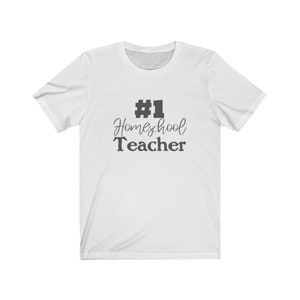 K&ouml;nnte beinhalten: Wei&szlig;es T-Shirt mit schwarzem Text, der "#1 Homeschool Teacher" lautet