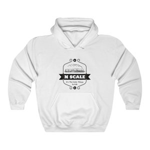 Puede incluir: Sudadera con capucha blanca con un gr&aacute;fico negro y gris de un tren con el texto "N SCALE It's The Little Things In Life"
