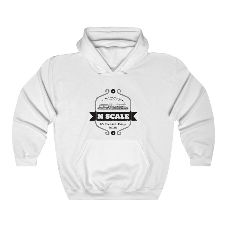 Puede incluir: Sudadera con capucha blanca con un gr&aacute;fico negro y gris de un tren con el texto "N SCALE It's The Little Things In Life"