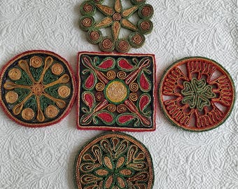 Vintage ~ Raffia Wicker Woven Trivets ~ 5 Colorful Hotplates ~ Fiesta Ware Farmhouse Chic Cottagecore