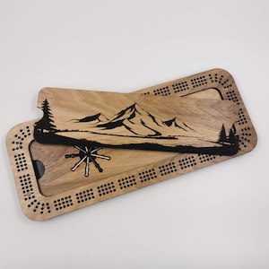 Planche de cribbage des montagnes gravée sur mesure - 3 rails avec piquets en métal inclus, rangement pour piquets intégré