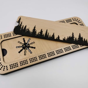 Tablero de cribbage forestal grabado personalizado: 3 pistas con clavijas metálicas incluidas, almacenamiento de clavijas integrado en el tablero