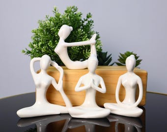 Witte keramische yogahoudingen beeldjes-set van 4 minimalistisch interieur voor yogastudio, meditatieruimte en cadeau voor yogi