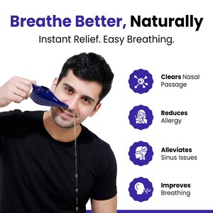 Puede incluir: Un hombre usa una olla neti azul para enjuagarse los senos paranasales. La imagen incluye el texto "Breathe Better, Naturally" y enumera beneficios como despejar los conductos nasales, reducir las alergias y mejorar la respiraci&oacute;n.