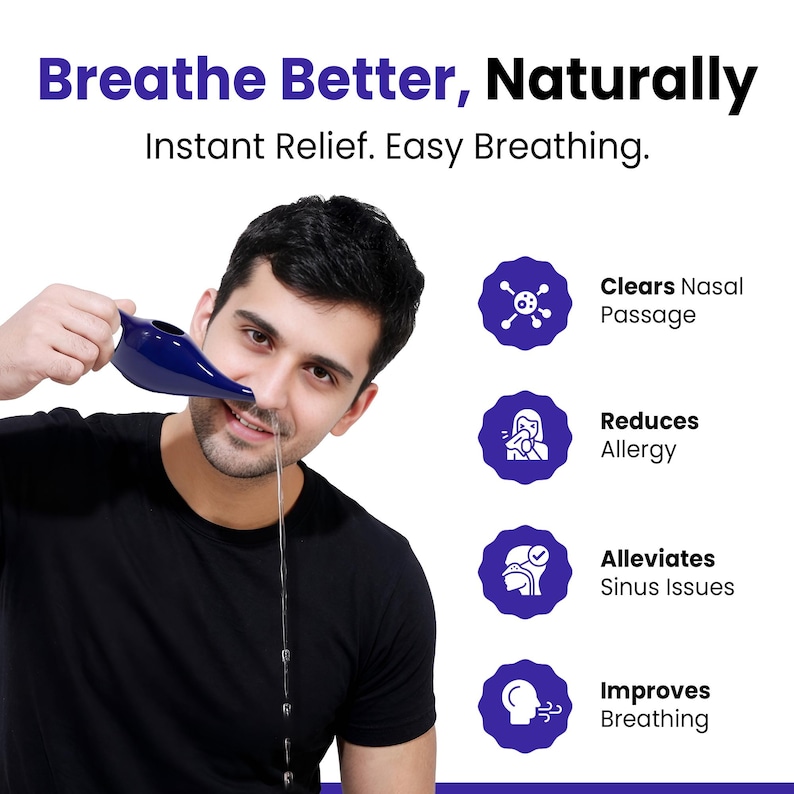 Puede incluir: Un hombre usa una olla neti azul para enjuagarse los senos paranasales. La imagen incluye el texto "Breathe Better, Naturally" y enumera beneficios como despejar los conductos nasales, reducir las alergias y mejorar la respiraci&oacute;n.