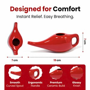 Puede incluir: Un enjuague nasal de cer&aacute;mica roja, de 7 cm de alto y 19 cm de largo, con una boquilla lisa y curvada y un asa ergon&oacute;mica. El texto de la imagen dice "Designed for Comfort" y "Instant Relief. Easy Breathing."