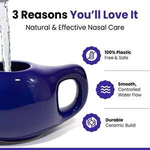 Puede incluir: Una olla de enjuague nasal de cer&aacute;mica azul oscuro con un asa curva. La imagen incluye texto: "3 Reasons You'll Love It", "Natural & Effective Nasal Care", "100% Plastic Free & Safe", "Smooth, Controlled Water Flow" y "Durable Ceramic Build".