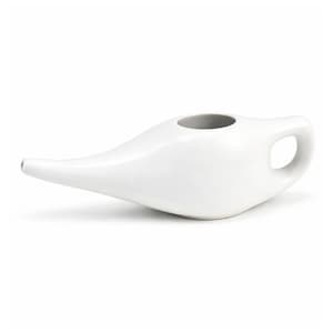 Puede incluir: Una olla neti de cer&aacute;mica blanca con un pico largo y un asa. La olla tiene un cuerpo redondeado y una amplia abertura en la parte superior. El dise&ntilde;o es simple y funcional, adecuado para la irrigaci&oacute;n nasal.