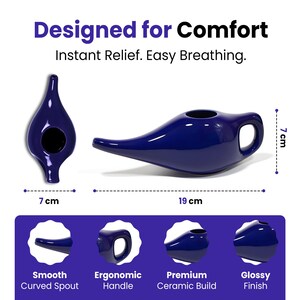 Puede incluir: Una olla neti de cer&aacute;mica azul marino, de 7 cm de alto y 19 cm de largo, con una boquilla lisa y curvada y un asa ergon&oacute;mica. El texto "Designed for Comfort" y "Instant Relief. Easy Breathing." se muestra.