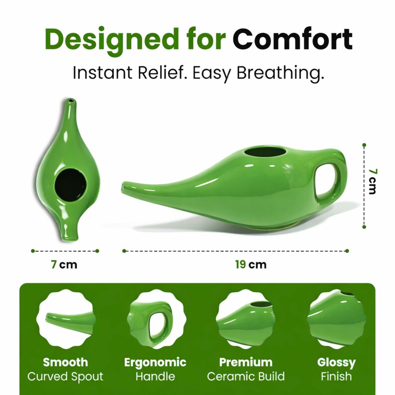 Puede incluir: Una olla de enjuague nasal de cer&aacute;mica verde, de 7 cm de alto y 19 cm de largo, con una boquilla curva suave y un asa ergon&oacute;mica. El texto dice "Designed for Comfort. Instant Relief. Easy Breathing."