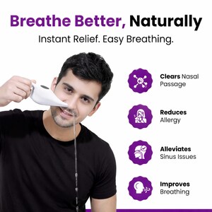 Puede incluir: Un hombre usando un dispositivo de enjuague nasal blanco, con agua fluyendo de su nariz. La imagen incluye el texto "Breathe Better, Naturally" y destaca beneficios como la limpieza de las fosas nasales y la reducci&oacute;n de alergias.