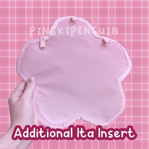 Puede incluir: Inserción de tela de forma de nube rosa con dos correas blancas y un borde blanco. La inserción está diseñada para ser utilizada en una bolsa o bolso para ayudar a organizar los artículos. El texto "Additional Ita Insert" está impreso debajo de la inserción.