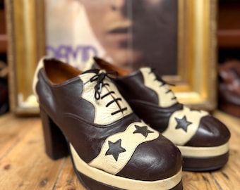Amazing Vintage 70s Glam rock Bowie Ziggy Stardust tone brown/cream lace  up platform shoes with a 4” heel and a 1&1/2”
