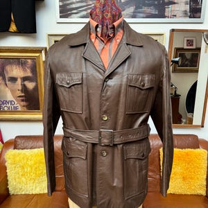 Superbe vintage de la fin des années 70, George Goddard Ltd, dandy Mod, ceinturé en cuir souple marron, veste en cuir Safari Norfolk Leisure. Grand à XL