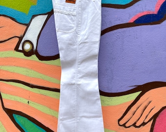 Vintage como nuevo principios de los años 70 Invicta pantalones vaqueros blancos de pierna ancha y campana con fondo acampanado. Tamaño 6-8, XS a Pequeño, 28-29” de ancho