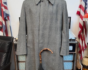 Elegante abrigo impermeable vintage Burton de los años 60 y principios de los 70 con cuadros en pata de gallo/pata de gallo en negro, gris y blanco, con cierre de botón en la parte superior. Talla XL 44-46"