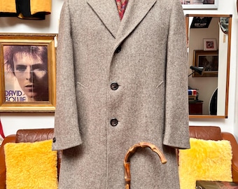 Hermoso abrigo vintage escocés Piper de los años 60/70, de tweed jaspeado de espiga de pura lana virgen, de 3 botones, de primera calidad para caballero. Talla grande 41-43”c muy bien conservado.