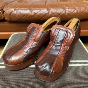 Vintage Men’s 1970s 70’s 2 tone brown tan slip on leather glam rock platform shoes.Size 8
