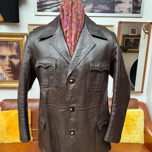 Superbe veste en cuir Safari Leisure vintage de la fin des années 60 au début des années 70, ceinturée en cuir souple marron Mod. Grand 41-43"c vgc