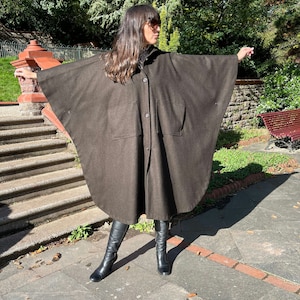 Amazing Vintage 1970s 70’s oversized psychedelic freakbeat brown wool mixed fibres batwing poncho cape cloak,One free flowing size.vgc