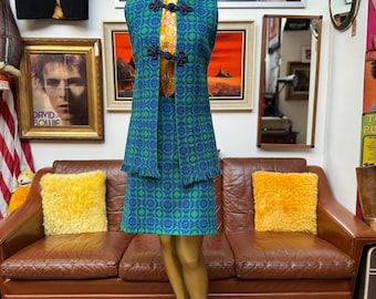 Impresionante minifalda de tweed de lana galesa vintage de los años 60, con tapiz celta, de dos piezas, y chaleco largo con flecos. Talla XS a 8, muy bien conservada.