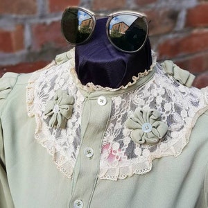 Schöne Vintage 1940er 50er Jahre bestickte Spitze Rüschen Kragen Knopfleiste Lindy Hop Land Mädchen Bluse Anzug Tunika Top.Small Größe 10 bis 12.