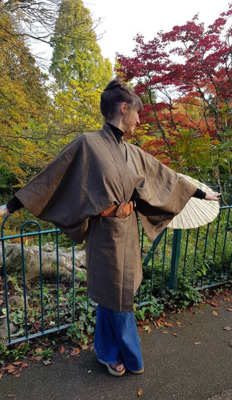 Beautiful Vintage 1970s silk mix brown gold oriental Japanese knee length Kimono robe.Small Medium vgc New romantic androgynous