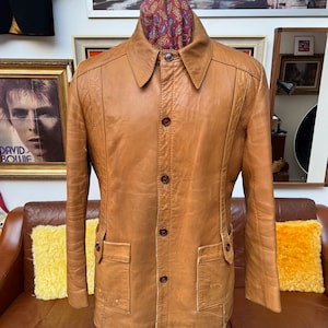 Fab Vintage late 1960s early 70s light Tan distressed leather dandy Mod Safari Leisure jacket,nice look patina..Large 41-43”c