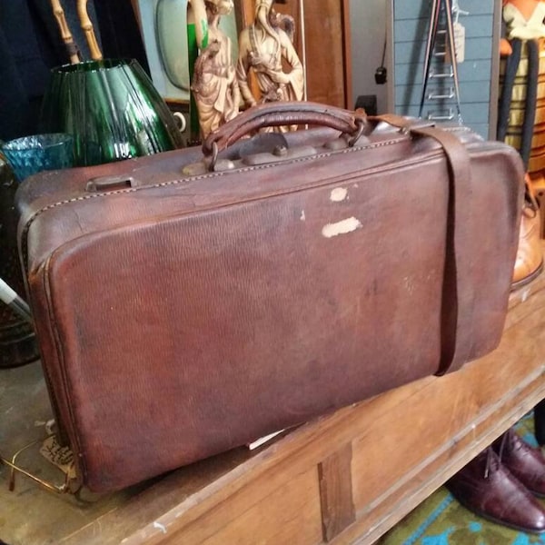 Superb Vintage 1930s 40's Antique Victorian Gladstone Doctors bag Art Deco era Jack the Ripper Leather overnight travel medical bag case.